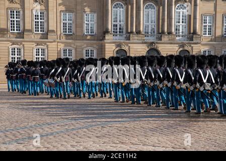 Kopenhagener Kaisergarde marschiert zum Schloss Amalienborg Stockfoto