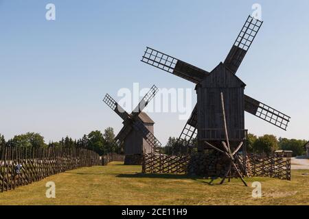 Alte Windmühle in Angla Erbe Kultur Zentrum. Ein niederländischer Stil Windmühlen an Saaremma island Estland Stockfoto