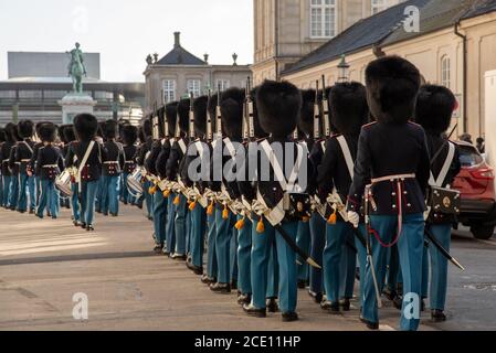 Kopenhagener Kaisergarde marschiert zum Schloss Amalienborg Stockfoto