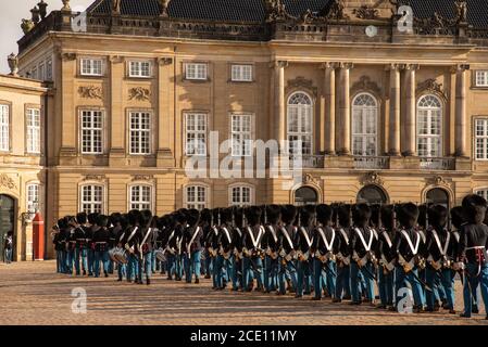 Kopenhagener Kaisergarde marschiert zum Schloss Amalienborg Stockfoto