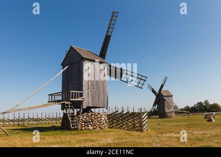 Alte Windmühle in Angla Erbe Kultur Zentrum. Ein niederländischer Stil Windmühlen an Saaremma island Estland Stockfoto