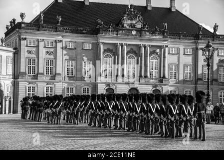 Kopenhagener Kaisergarde marschiert zum Schloss Amalienborg Stockfoto