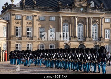 Kopenhagener Kaisergarde marschiert zum Schloss Amalienborg Stockfoto