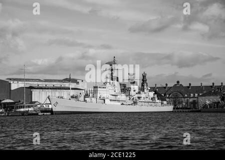 Kriegsschiff von der Innenstadt von Kopenhagen (DK) angedockt Stockfoto