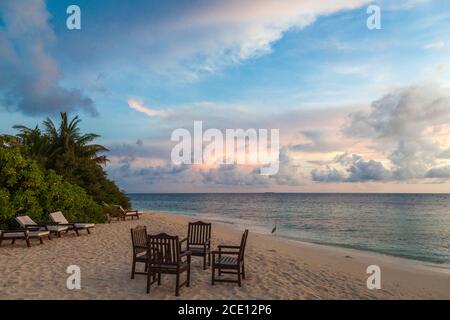 Sonnenaufgang am Strand auf einer Insel im Ozean Stockfoto