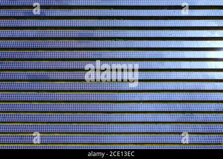 Drohne Luftaufnahme einer Photovoltaik-Solaranlage. Metallisch blaue Sonnenkollektoren, erneuerbare und nachhaltige Energietechnologie. Stockfoto