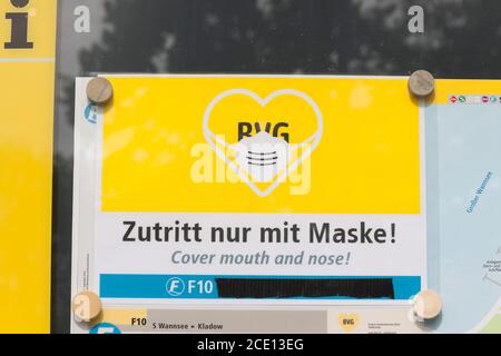 Beachten Sie das Tragen einer Gesichtsmaske, die Ihre Nase und Mund bedeckt, öffentliche Verkehrsmittel Stockfoto