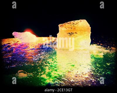 Zusammenfassung. Detailansicht in ein Eis mit tiefen Kratzern und Rissen. Scholle gegen die Lampe schneiden Stockfoto