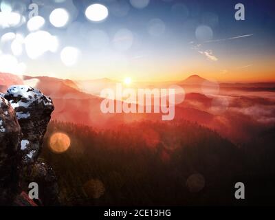 Filmeffekt. Erste Pulverschneehaube auf Sandsteinfelsen oberhalb des Talparks. Schwerer Nebel im Tal unten Aussichtspunkt. Kühler Herbst Stockfoto