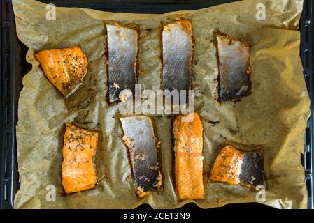 Reste Lachshaut Scheiben auf Backpapier Blech Stockfoto