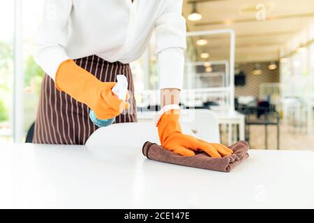 Reinigungstisch der Kellnerin, neues normales Restaurantkonzept Stockfoto