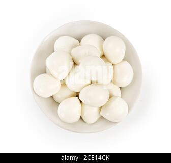 Frische Mozzarella Kugeln in weißer Schale isoliert auf weiß. Draufsicht. Stockfoto
