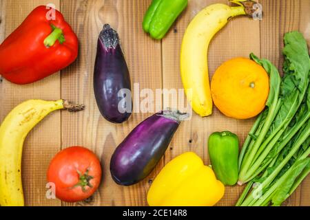 Grünes und gelbes Gemüse in eine Schüssel gelegt Stockfoto