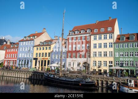 Kopenhagen (DK)-14. Februar 2020-ikonische bunte Stadthäuser in Nyhavn in Kopenhagen (DK) Stockfoto