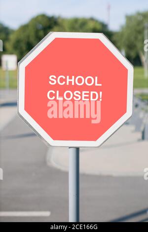 Schule geschlossen auf Außenschild angezeigt Stockfoto