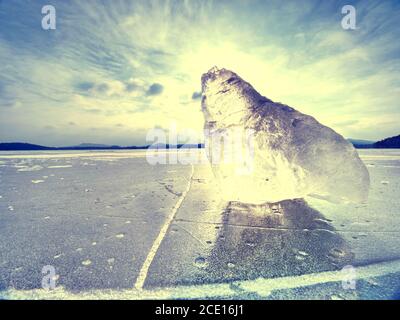 Gebrochener Gletscher in der gefrorenen Bucht. Wunderbarer Winter. Hipster-Filter. Stockfoto