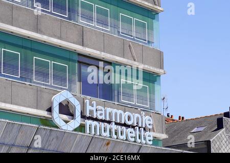 Nantes , loire atlantique / Frankreich - 08 25 2020 : Harmonie Mutuelle Versicherungslogo und Textschild auf Bürogebäude Agentur Hauptsitz Stockfoto