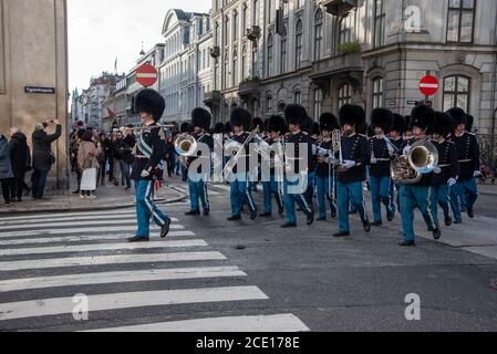 Kopenhagen (DK)-14. Februar 2020-die Königliche Leibgarde von Kopenhagen marschiert nach Amalienborg Palace Stockfoto