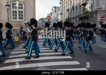 Kopenhagen (DK)-14. Februar 2020-die Königliche Leibgarde von Kopenhagen marschiert nach Amalienborg Palace Stockfoto