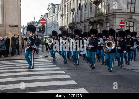 Kopenhagen (DK)-14. Februar 2020-die Königliche Leibgarde von Kopenhagen marschiert nach Amalienborg Palace Stockfoto