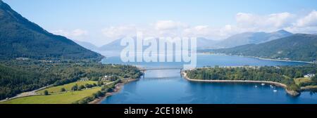 Luftaufnahme von Loch Leven mit Ballachulish Bridge in Glencoe Schottland Stockfoto