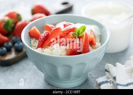 Quark mit Erdbeeren in einer Schüssel. Nachhaltige Ernährung, gesunde Ernährung Milchprodukte reich an Kalzium und Eiweiß Stockfoto