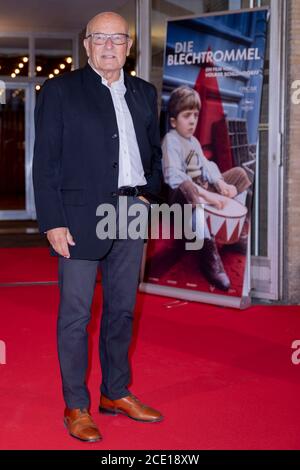 Berlin, Deutschland. August 2020. Volker Schlöndorff, Regisseur, ist auf dem roten Teppich bei der Berliner Premiere der restaurierten Fassung von "The Tin Drum" im Kino International. Quelle: Christoph Soeder/dpa/Alamy Live News Stockfoto