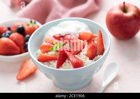 Tvorog, Quark mit Erdbeeren in einer Schüssel. Gesunde Milchprodukte reich an Kalzium, Protein. Diät-Essen Stockfoto