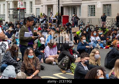 London 30. August 2020 EIN Black Lives Matter (BLM) märz und Protest in Zentral-London zog eine relativ kleine Anzahl von Demonstranten an. Ein Punkt, abgebildet, inszenierten sie einen Sitz in der Mitte der Straße Kredit: Ian Davidson/Alamy Live News Stockfoto