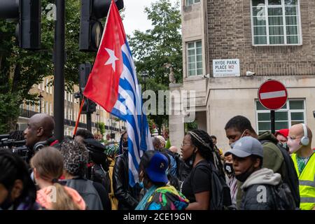 London 30. August 2020 EIN Black Lives Matter (BLM) märz und Protest in Zentral-London zog eine relativ kleine Anzahl von Demonstranten an. Ein Punkt, abgebildet, inszenierten sie einen Sitz in der Mitte der Straße Kredit: Ian Davidson/Alamy Live News Stockfoto