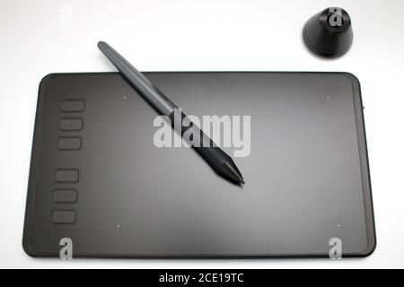 Zeichentablett mit weißem Hintergrund und einem Zeichenstift. Stockfoto