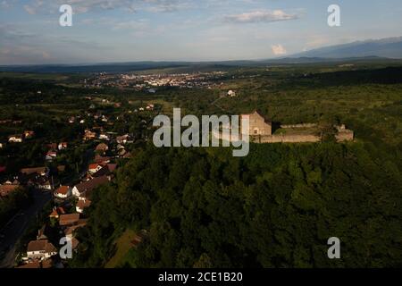 Diese befestigte Kirche aus dem 12. Jahrhundert ist dem Heiligen Michael geweiht und blickt auf das kleine Dorf Cisnădioara in der Nähe von Sibiu in Siebenbürgen, Rumänien. Stockfoto