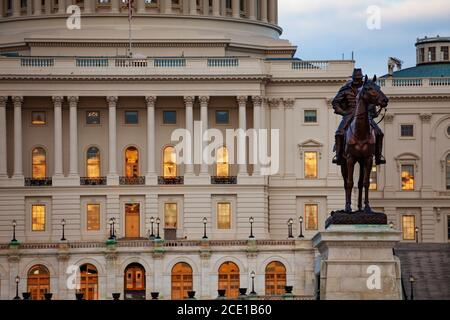 Ulysses S. Grant Gedenkstatue über Säulen des US Capitol Congress Gebäudes auf der National Mall in Washington DC Stockfoto