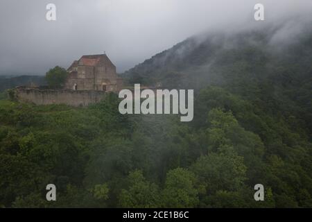 Diese befestigte Kirche aus dem 12. Jahrhundert ist dem Heiligen Michael geweiht und blickt auf das kleine Dorf Cisnădioara in der Nähe von Sibiu in Siebenbürgen, Rumänien. Stockfoto