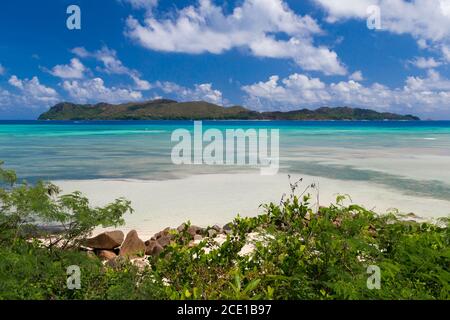 Blick von der Hauptinsel auf eine andere Insel in Die Nähe Stockfoto