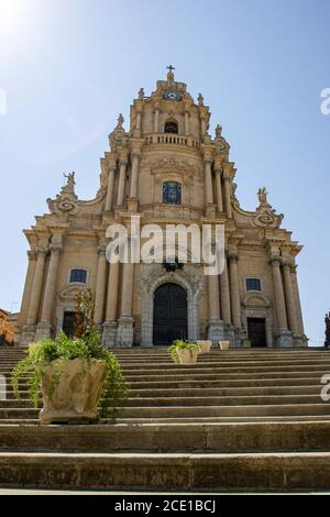 Blick auf die Fassade der Kathedrale von San Giorgio in der Stadt Ragusa, Sizilien Stockfoto