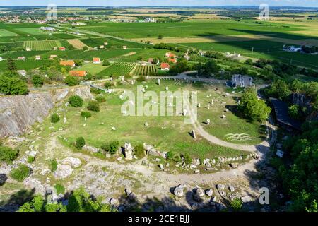 Statue Park in Villany Nagyharsany Blick von oben Antenne mit Weinberge Stockfoto