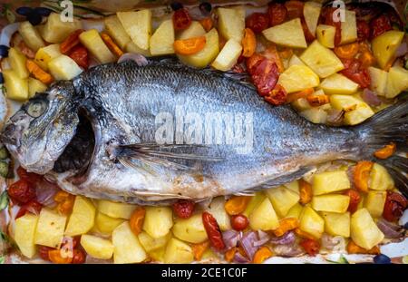 Hausgemachte gekochte Brassen Fisch Food Konzept. Frischer Brassen-Fisch mit Gemüse, Öl und Gewürzen. Gesund, diätetisch, Ernährung Meeresfrüchte Hintergrund. Draufsicht. Stockfoto