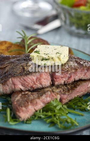 Saftiges gegrilltes Steak auf dem Teller Stockfoto