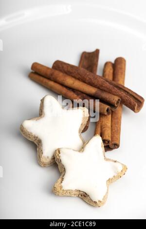 Weihnachtskekse auf grünem Holz Stockfoto