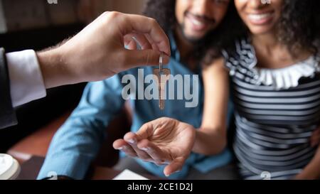 Close up glücklich afroamerikanischen Paar erhalten Schlüssel von realtor Stockfoto