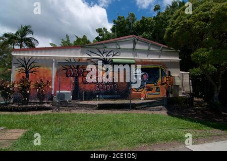 Eumundi, Queensland, Australien - 1. Februar 2020 : EIN schönes Wandgemälde auf einem Gebäude in Eumundi Stadt, das einen Koala als Feuerwehrmann darstellt Stockfoto