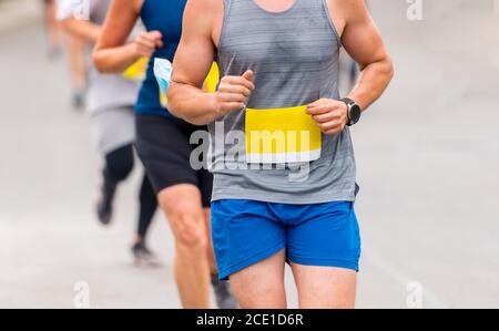 Männer und Frauen laufen auf der Straße für die Gesundheit. Fitness-Hintergrund, Nahaufnahme der Lauffüße auf der Straße Stockfoto