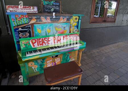 Eumundi, Queensland, Australien - 1. Februar 2020 : wunderschön dekoriertes Gemeinschaftklavier in der Stadt Eumundi in Queensland, Australien Stockfoto