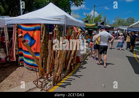 Eumundi, Queensland, Australien - 1. Februar 2020 : Blick auf einen Didgeridoo-Marktstand auf den berühmten Eumundi Markets in Queensland, Australien Stockfoto