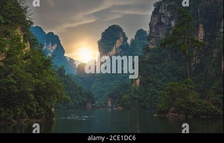 Atemberaubende Karstlandschaft des Baofeng Sees Stockfoto