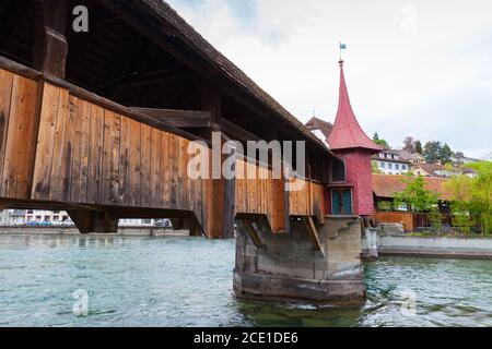 Kapellenbrücke, alte Festung aus dem 13. Jahrhundert in Luzern, Schweiz Stockfoto