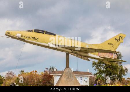 F-100F-10-NA - F100 Air Force Jet im Bay Street Park in Texas City. Wings of Heritage Historic Site ehrt Luftfahrtgeschichte und den ersten Aero Squadro Stockfoto