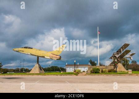 F-100F-10-NA - F100 Air Force Jet im Bay Street Park in Texas City. Wings of Heritage Historic Site ehrt Luftfahrtgeschichte und den ersten Aero Squadro Stockfoto