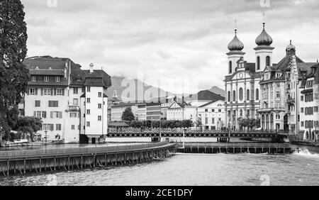 Luzerner Blick mit Jesuitenkirche, schwarz-weiß Foto Stockfoto